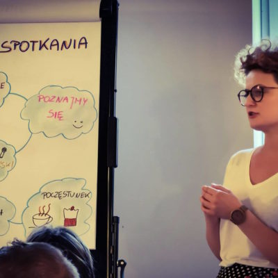 Klaudia prezentuje ideę kręgów wsparcia podczas spotkania Jarosławskich kręgów wsparcia